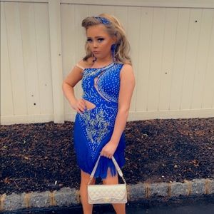 Selling my daughters dancewear   brand-new comes with  hair band and earrings